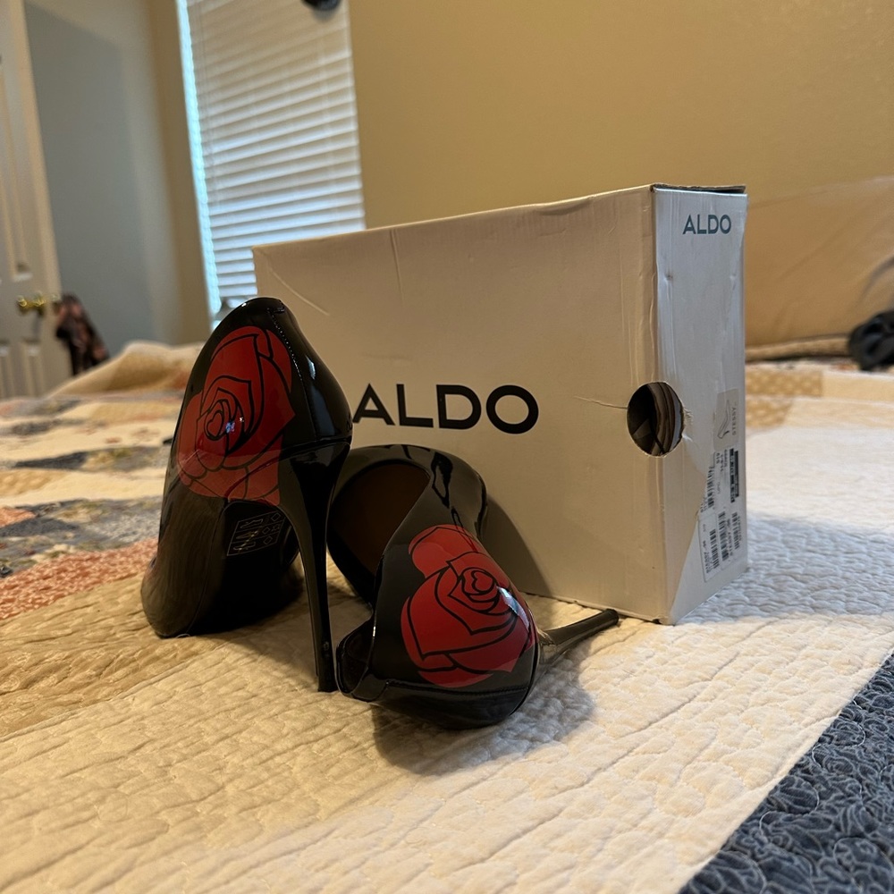 Black heel red rose heart